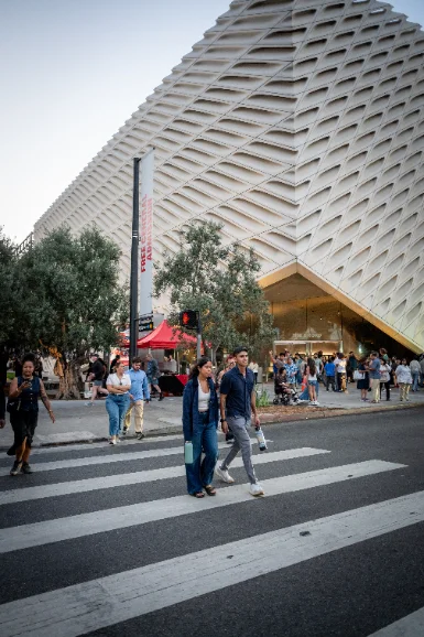 A crowd crossing Grand Avenue outside The Broad on ArtNight.